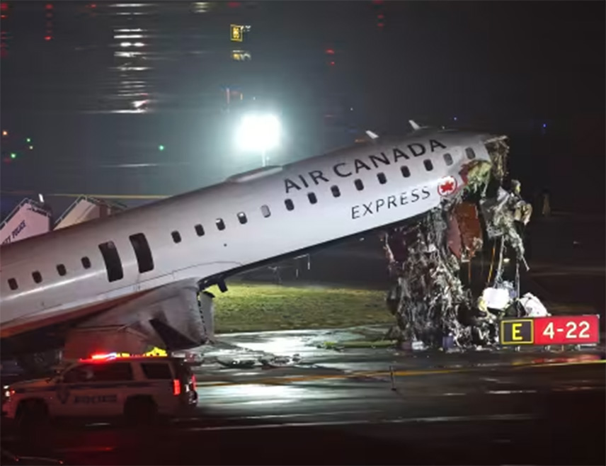 ЊУЈОРК, 23. МАРТА /СРНА/ - Авион компаније "Ер Канада" сударио се са аеродромским возилом приликом слијетања на аеродром у "Ла Гвардија" у Њујорку и том приликом повријеђена су четири лица, објављено је на сајту за праћење летова "Флајтрадар24" /Flightradar24/.