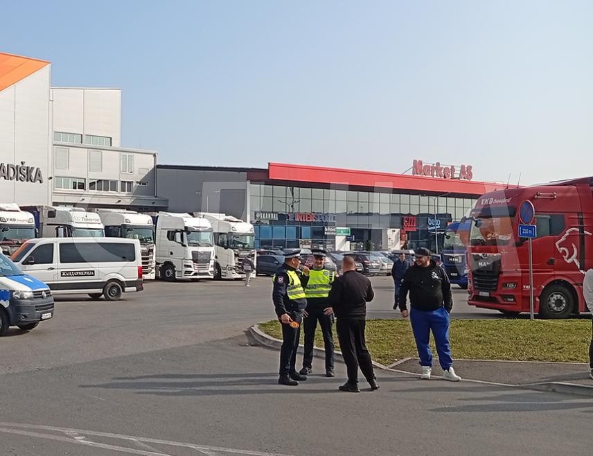 GRADIŠKA, MARCH 23 /SRNA/ - Transport operators did not block the Gradiška border crossing this morning, as they were prevented from doing so by the police.