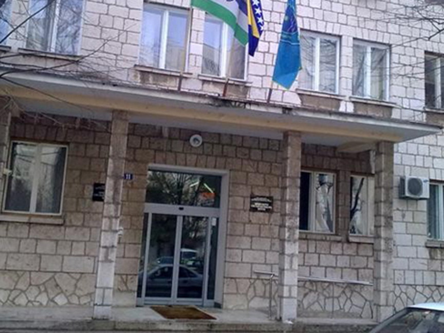 СTОЛАЦ, 23. МАРTА /СРНА/ - Лица В. Ч. /33/ и Н. Р. /42/ ухапшена су у Стоцу након сукоба у којем је учествовало 250 до 300 особа, потврђено је Срни из Министарства унутрашњих послова /МУП/ Херцеговачко-неретванског кантона.