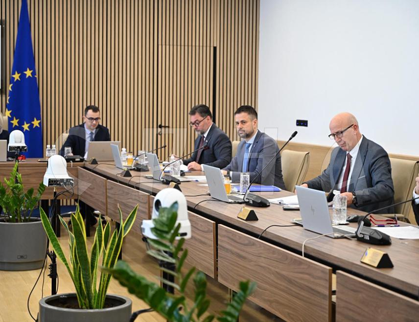 САРАЈЕВО, 23. МАРТА /СРНА/ - У Сарајеву је почела сједница Савјета министара на којој би министри у другом кругу гласања требало да се изјасне о приједлогу одлуке о увођењу привремене заштитне мјере приликом увоза челика и челичних производа.