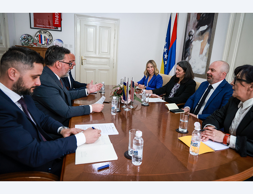 САРАЈЕВО, 23. МАРТА /СРНА/ - САД ће наставити сарадњу са институцијама посвећеним јачању енергетске безбједности БиХ, отварању врата за амерички течни природни гас /ЛНГ/ и проширењу економских веза између двије земље, речено је на састанку отправника послова Амбасаде САД у БиХ Џона Гинкела и министра спољне трговине и економских односа Сташе Кошарца.