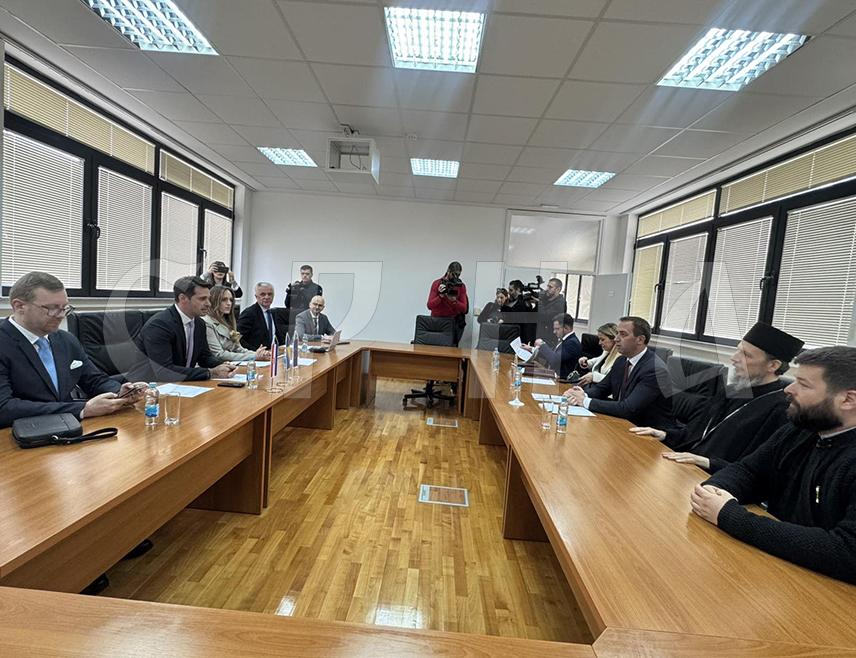 МОСTАР, 23. МАРТА /СРНА/ - Министри правде Републике Српске и Федерације БиХ /ФБиХ/ Горан Селак и Ведран Шкобић данас су у Мостару договорили институционалну сарадњу ентитета како у будућности не би долазило до проблема у процесу хармонизације имовине.