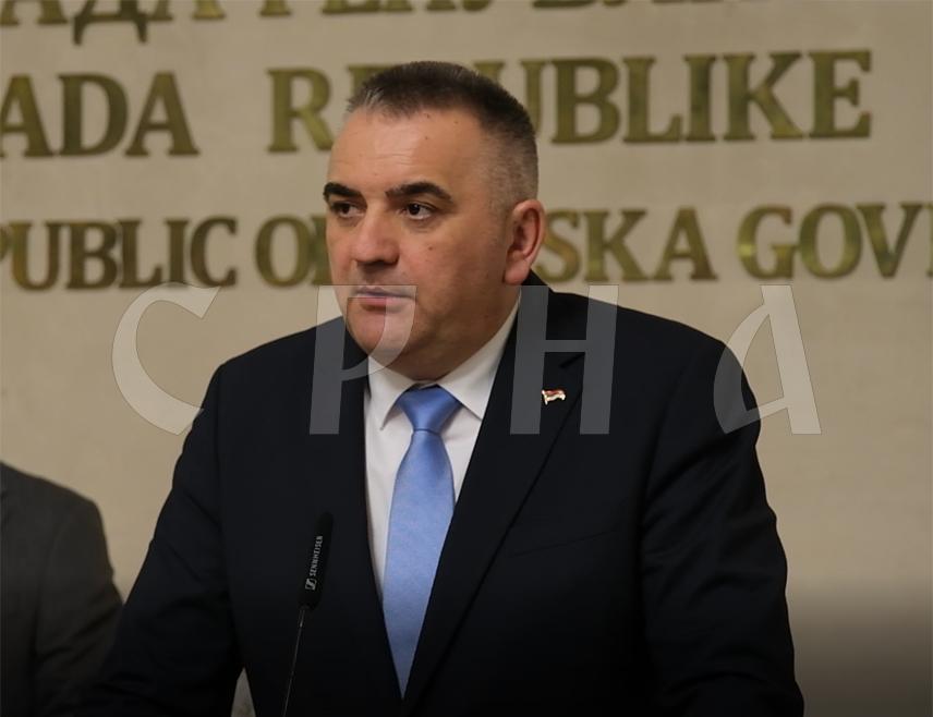 БАЊАЛУКА, 23. МАРТА /СРНА/ - Влада Републике Српске донијеће на првој наредној сједници одлуке о враћању дијела акциза на гориво и то 10 одсто за привреду, а 20 одсто за грађане, најавио је премијер Српске Саво Минић.