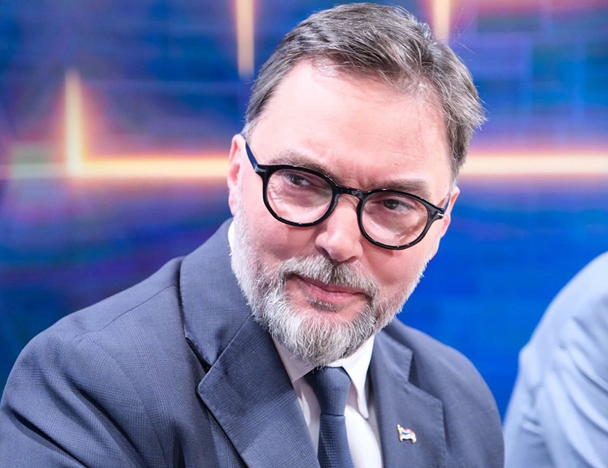 САРАЈЕВО, 23. МАРТА /СРНА/ - Замјеник предсједавајуће Савјета министара Сташа Кошарац истакао је да је лаж прича о укидању акциза због грађана и да је истина да опозиција из Републике Српске заједно са политичким Сарајевом жели да отме надлежности Српске и умањи њен утицај.