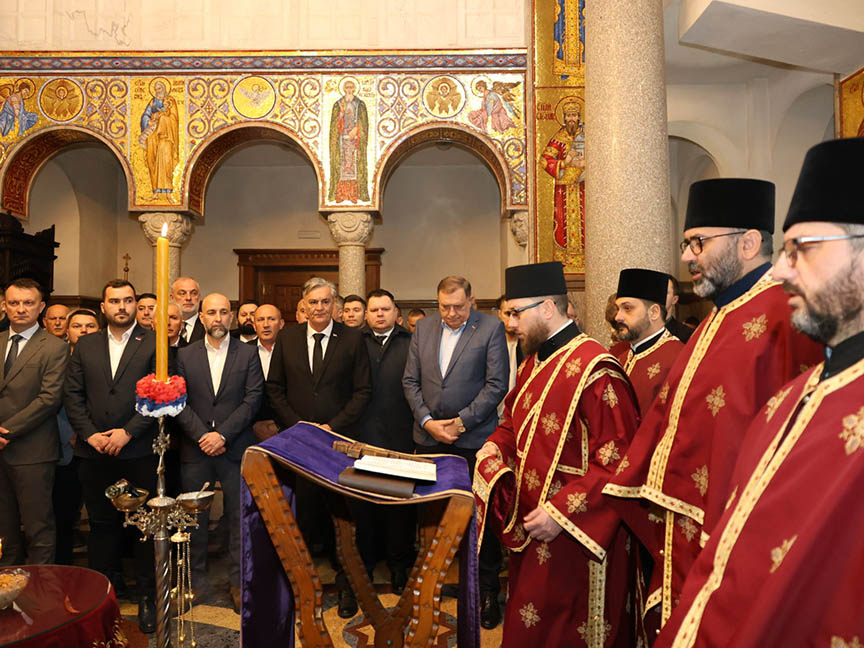 БАЊАЛУКА, 24. МАРТА /СРНА/ - У Храму Христа Спаситеља у Бањалуци у току је парастос за жртве НАТО бомбардовања Републике Српске Крајине, Републике Српске и Савезне Републике Југославије /СРЈ/, којем присуствују званичници Српске.