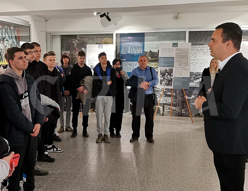 ДОБОЈ, 24. МАРТА /СРНА/ - Изложба "Јасеновачки страдалници", аутора Мирка Димића, о породичним причама жртава система концентрационог логора смрти, отворена је данас у Регионалном музеју у Добоју.