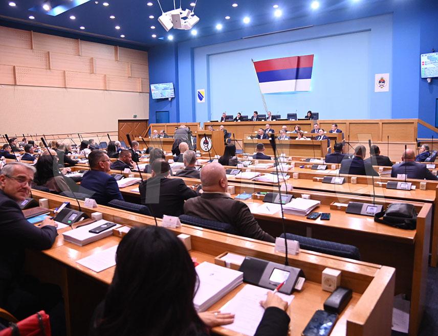 БАЊАЛУКА, 24. МАРТА /СРНА/ - Посланик СНСД-а Младен Илић указао је на важност да Народна скупштина Републике Српске усвоји Нацрт закона о угоститељству, јер постоји велики простор за напредак у тој области у којој је запослен велики број људи.