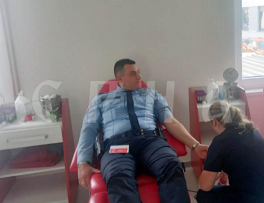 ИСТОЧНО САРАЈЕВО, 24. МАРТА /СРНА/ - Припадници Полицијске управе Источно Сарајево, њих 68, добровољно су дали крв поводом 4. априла – Дана полиције Републике Српске.