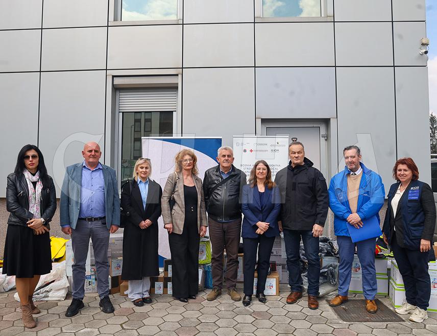 ИСТОЧНО НОВО САРАЈЕВО, 24. МАРТА /СРНА/ - Амбасадор Италије у БиХ Сара Ети Кастелани уручила је данас опрему намијењену општинским цивилним заштитама у Добоју, Невесињу и Приједору намијењену за смањење ризика од катастрофа.