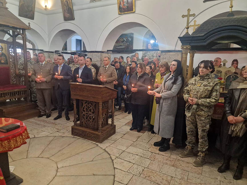 САРАЈЕВО, 24. МАРТА /СРНА/ - Замјеник министра одбране у Савјету министара Александар Гогановић присуствовао је данас у Старој цркви Светих архангела Михаила и Гаврила на Башчаршији у Сарајеву парастосу жртвама НАТО бомбардовања, одајући почаст страдалима.