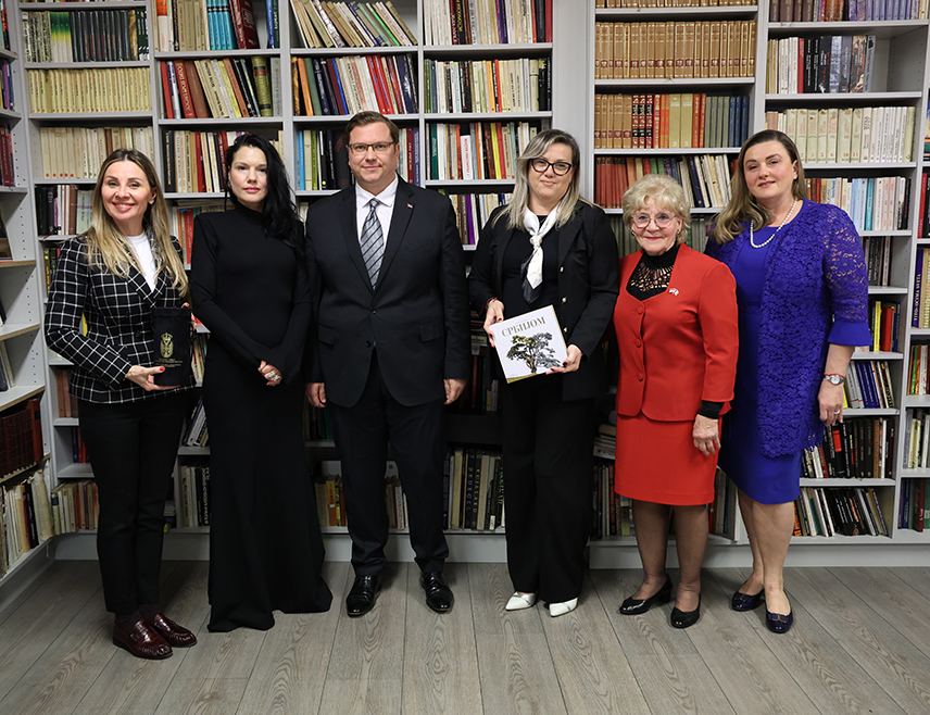 БЕОГРАД, 24. МАРТА /СРНА/ - У Паризу је први пут обиљежен Дан сјећања на жртве агресије НАТО-а на СР Југославију, а у присуству великог броја Срба из Француске скуп је протекао у емотивној и достојанственој атмосфери као свједочанство да српски народ, ма гдје живио, не заборавља своје страдање и историјску истину.