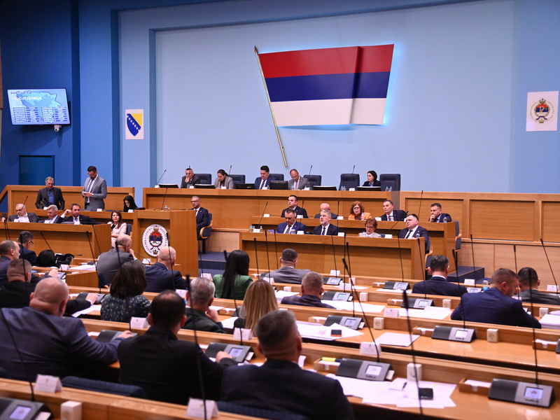 БАЊАЛУКА, 24. МАРТА /СРНА/ - Посланици Народне скупштине Републике Српске размотрили су Приједлог одлуке о прихватању предвиђеног задужења Српске од 30,7 милиона евра код Свјетске банке – Међународне банке за обнову и развој по Пројекту отпорности и конкурентности пољопривреде по хитном поступку.