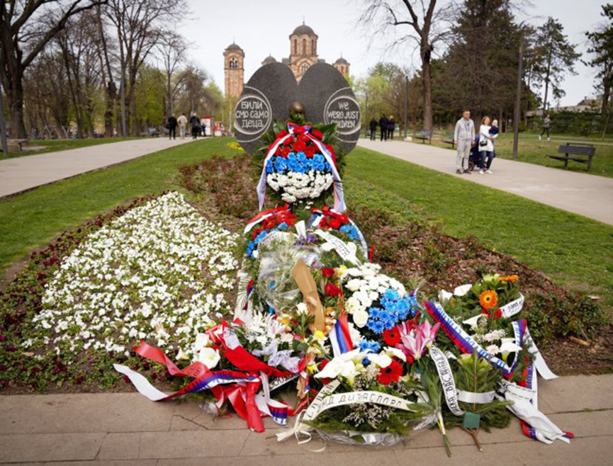 БЕОГРАД, 24. МАРТА /СРНА/ - Полагањем вијенаца на споменике жртвама данас је широм Србије обиљежен Дан сјећања на страдале у НАТО агресији на СР Југославију и Србију 1999. године.