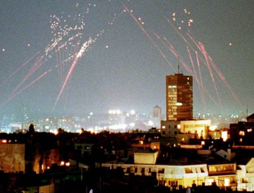 ДАБЛИН, 24. МАРТА /СРНА/ - Ирски новинар Чеј Боуз поручио је да никада не треба заборавити шта је НАТО урадио Србима 1999. године, нагласивши да је агресија Алијансе на СР Југославију представљала грубо кршење међународног права.