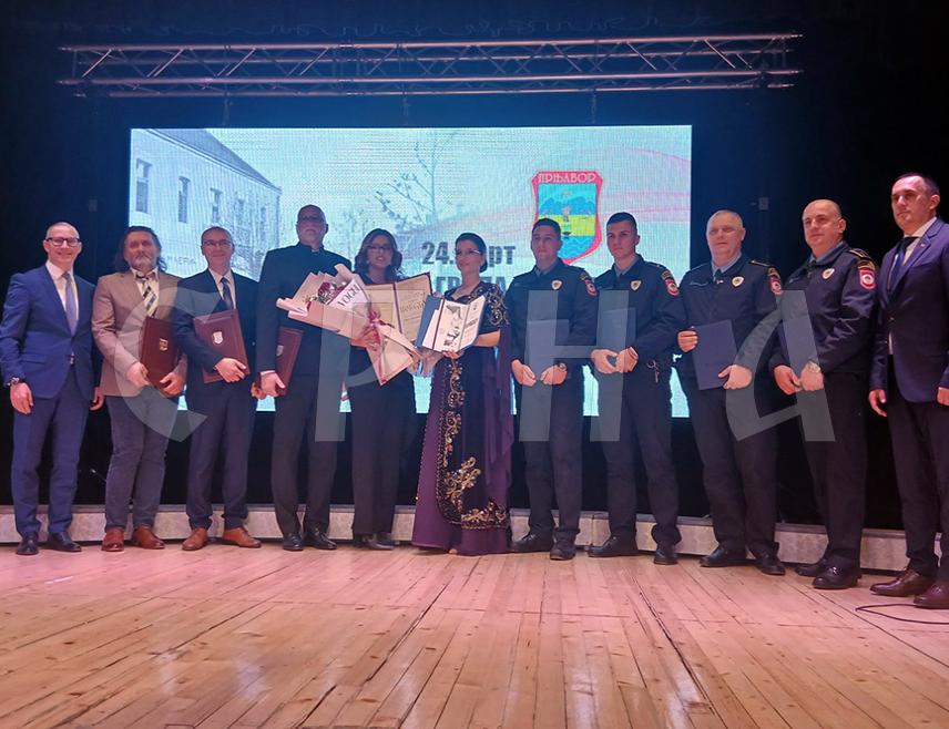 ПРЊАВОР, 24. МАРТА /СРНА/ - На свечаној сједници Скупштине града Прњавор данас су уручена признања заслужним појединцима, а Повеља почасног грађанина са златним грбом града припала је српском члану Предсједништва БиХ Жељки Цвијановић за значајне резултате и залагања од интереса за град и ширу заједницу.