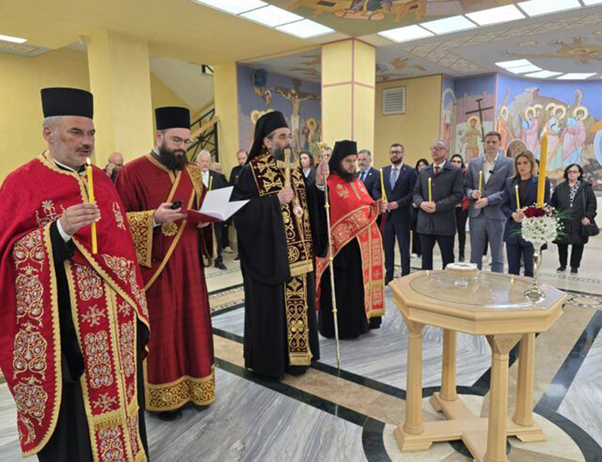 БЕОГРАД, 24. МАРТА /СРНА/ - Министар за рад, запошљавање, борачка и социјална питања Србије Милица Ђурђевић Стаменковски и министар рада и борачко-инвалидске заштите Републике Српске Радан Остојић присуствовали су у Храму Светог Василија Острошког у Нишу помену погинулим на Космету, посебно за вријеме НАТО агресије, и положили вијенце на споменик.