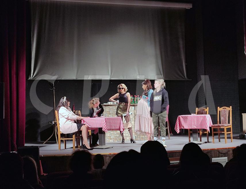 БРАТУНАЦ, 24. МАРТА /СРНА/ - Чланице Аматерског позоришта "ДИС сцена" из Зворника извеле су вечерас у Братунцу представу "Шмизле", измамивши смијех и аплаузе бројне публике.