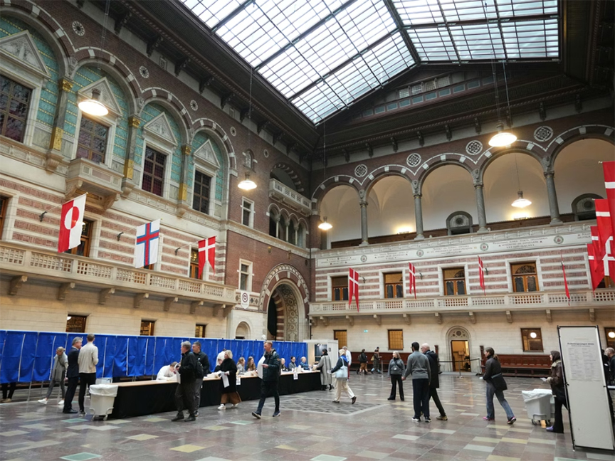 КОПЕНХАГЕН, 25. МАРТА /СРНА/ - Социјалдемократска странка, коју предводи премијер Мете Фредериксен, побиједила је на парламентардним изборима у Данској са 21,9 одсто гласова, али јој недостаје већина за формирање владе, објавили су дански медији.