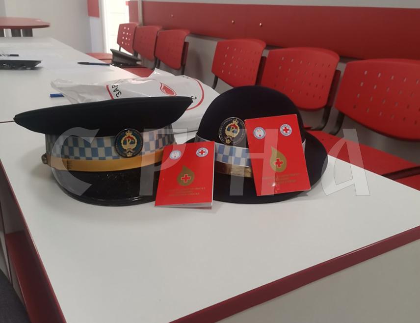 ГРАДИШКА, 25. МАРTА /СРНА/ - Припадници Полицијске управе Градишка данас су добровољно дали крв поводом обиљежавања Дана полиције Републике Српске, 4. априла чиме су још једном показали да је њихова улога и несебично пружање помоћи.