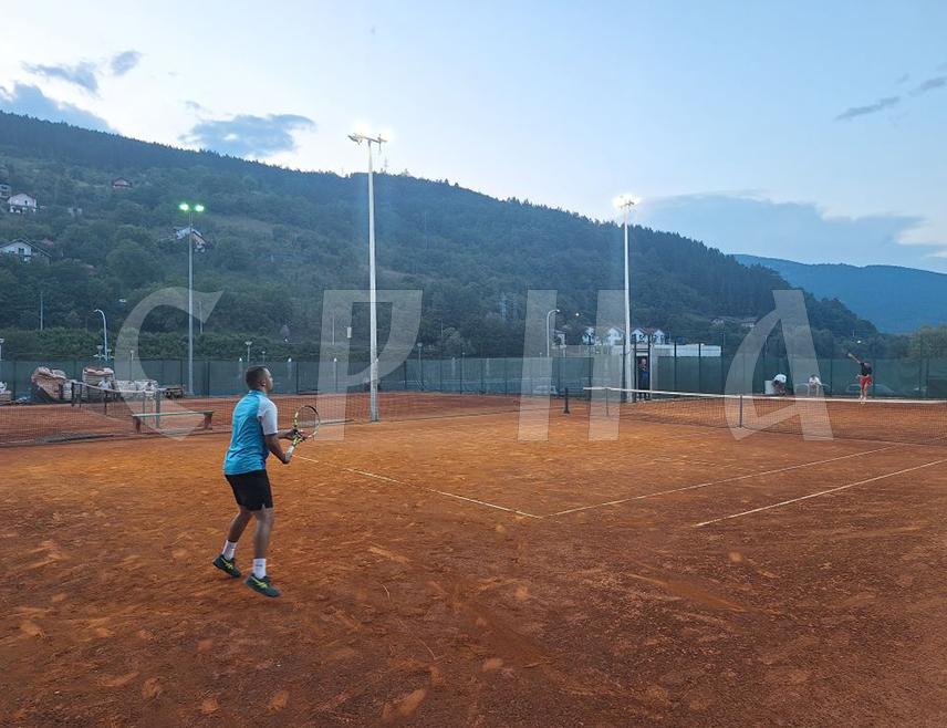 ФОЧА, 25. МАРТА /СРНА/ - Тениска сезона у Фочи, на теренима на Ушћу, ове године почела је раније захваљујући лијепом времену, као и припреме за меморијални турнир који треба да буде одржан од 7. до 10. маја.