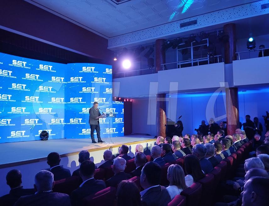 ТРЕБИЊЕ, 25. МАРТА /СРНА/ - Министар спољне трговине и економских односа у Савјету министара Сташа Кошарац званично је у Требињу отворио Самит енергетике који је окупио учеснике из региона и поручио да је Српска данас мјесто међународног дијалога о енергетским темама.