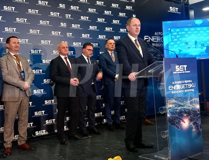 TРЕБИЊЕ, 25. МАРТА /СРНА/ - Градоначелник Tребиња Мирко Ћурић изјавио је да о значају Самита енергетике говори 900 учесника, као и велики број компетентних људи из 15 држава који му присуствују, те истакао да се у мају очекује почетак изградње конгресног центра у овом граду, што је био и један од закључака претходних самит.