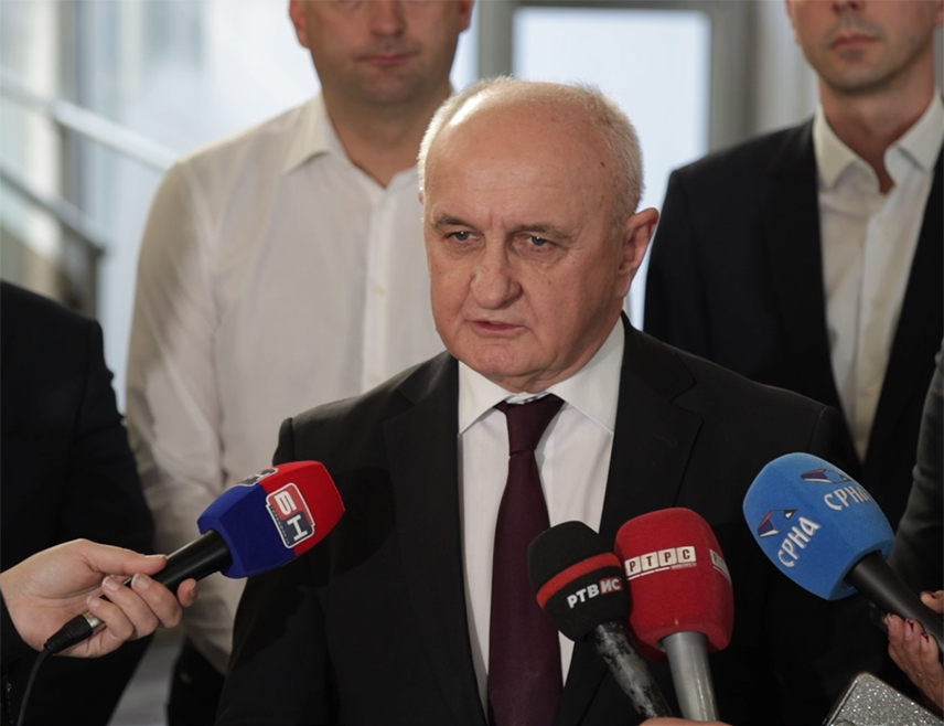 TРЕБИЊЕ, 25. МАРTА /СРНА/ - Влада Републике Српске даје подршку свим истраживачким пројектима у области геологије као што је пројекат геолошког истраживања у Петрову, изјавио је данас министар енергетике и рударства Српске Петар Ђокић.