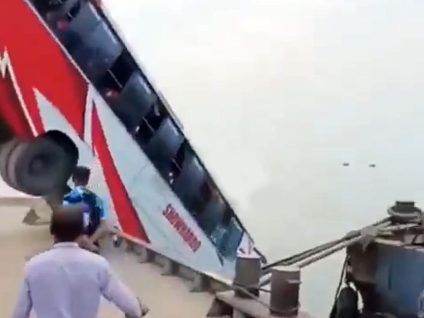 ДАКА, 26. МАРТА /СРНА/ - Најмање 24 људи погинуло је када је путнички аутобус са 40 путника упао у ријеку Падму, покушавајући да се укрца на трајект у Бангладешу, саопштено је из полиције.