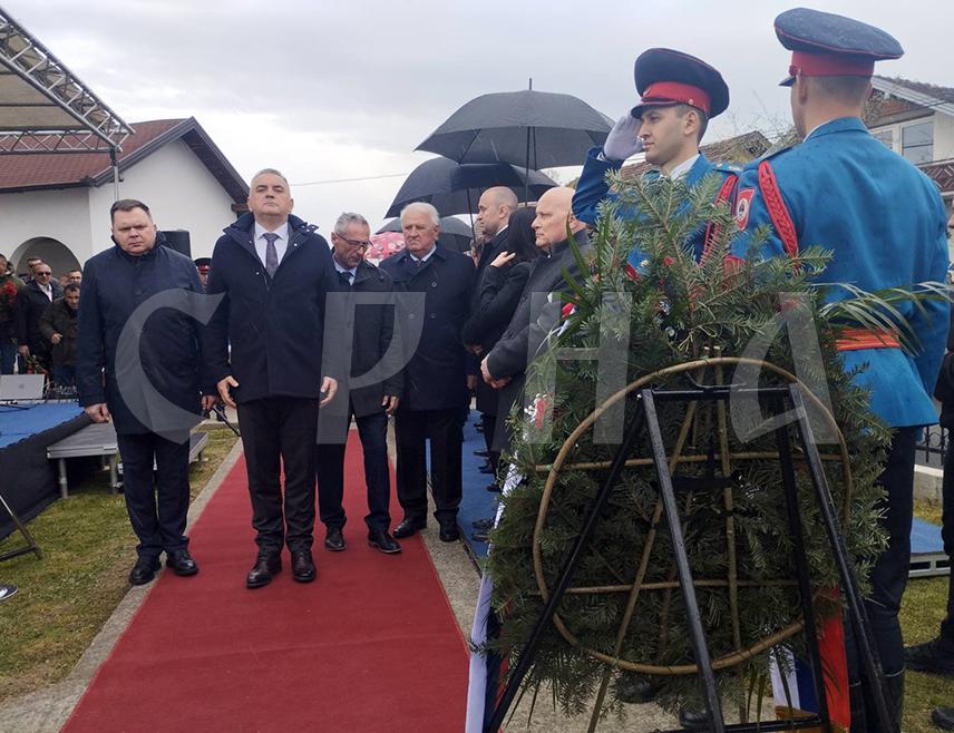 БРОД, 26. МАРТА /СРНА/ - Код спомен-крста у порти цркве Свете великомученице Огњене Марије у Сијековцу код Брода данас су положени вијенци поводом 34 године од злочина над Србима који су починиле оружане снаге из Хрватске и паравојне муслиманско-хрватске јединице из БиХ.