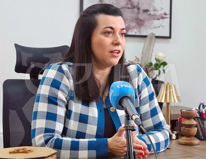 ИСТОЧНО САРАЈЕВО, 26. МАРТА /СРНА/ - Позориште је посебно мјесто сусрета људи, емоција и прича, али и простор гдје се стварност и машта сусрећу и гдје ријеч, покрет и тишина имају снагу, изјавила је Срни вршилац дужности директора Народног позоришта Источно Сарајево Јелена Крстић.