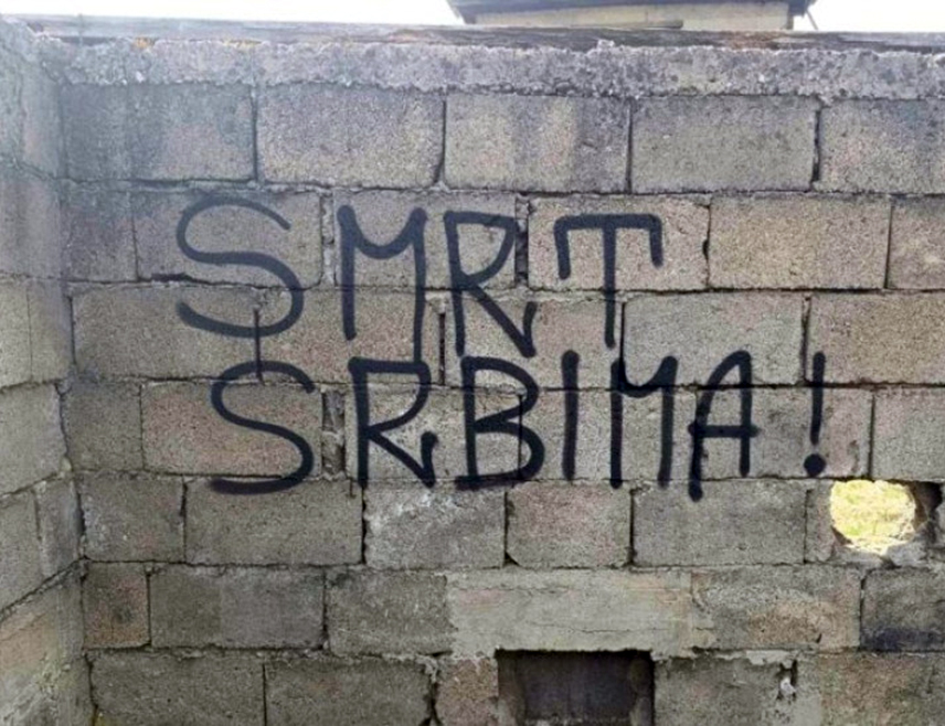 САРАЈЕВО, 26. МАРТА /СРНА/ - Старјешине јединице лоциране у касарни "Заим Имамовић" у Пазарићу обавијестили су надлежне полицијске агенције и извршили документацију након што су уочили графите увредљивог садржаја, саопштено је из Министарства одбране у Савјету министара.