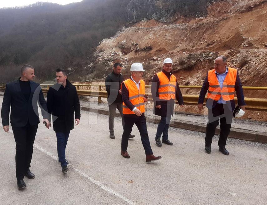 ФОЧА, 26. МАРТА /СРНА/ - Министар саобраћаја и веза Републике Српске Зоран Стевановић, који је данас посјетио градилиште на мосту у Тухаљима на магистралном путу Сарајево-Фоча, рекао је да су радови на обезбјеђењу клизишта, на учвршћивању конструкције моста при крају и да очекује да ће за 20, 25 радних дана комплетан посао бити завршен и пуштен у саобраћај овај пут.