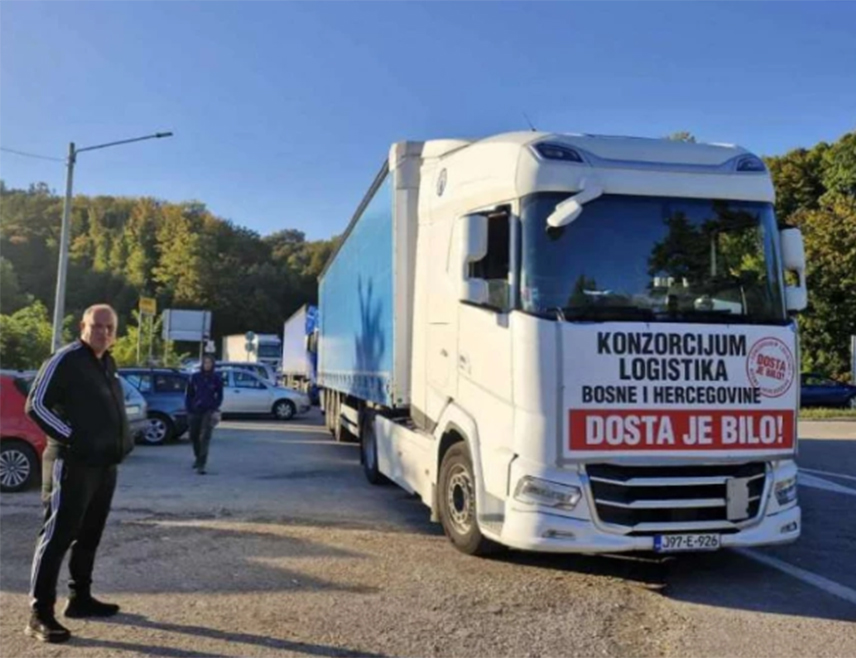 ИСТОЧНО САРАЈЕВО, 26. МАРТА /СРНА/ - Из Конзорицијума "Логистика" саопштено је да је на састанак у Градишци дошао само предсједник Владе Републике Српске Саво Минић, док су остали представници власти у БиХ још једном понизили превознике и настављају да игноришу захтјеве транспортне заједнице.