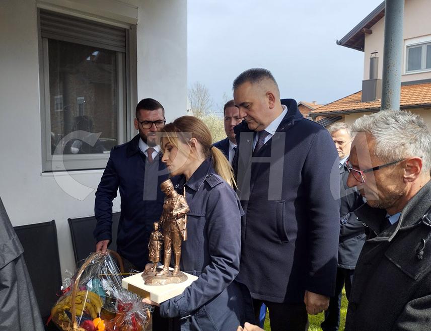 BROD, MARCH 26 /SRNA/ - Republika Srpska Prime Minister Savo Minić, Minister of Labor, War Veterans’ and Disabled Persons' Protection Radan Ostojić, and Serbia’s Minister of Labor, Employment, Veterans and Social Affairs Milica Đurđević-Stamenkovski presented the “Milunka Savić” award to Milja Zečević from Sijekovac, whose three sons and husband were killed by criminals.