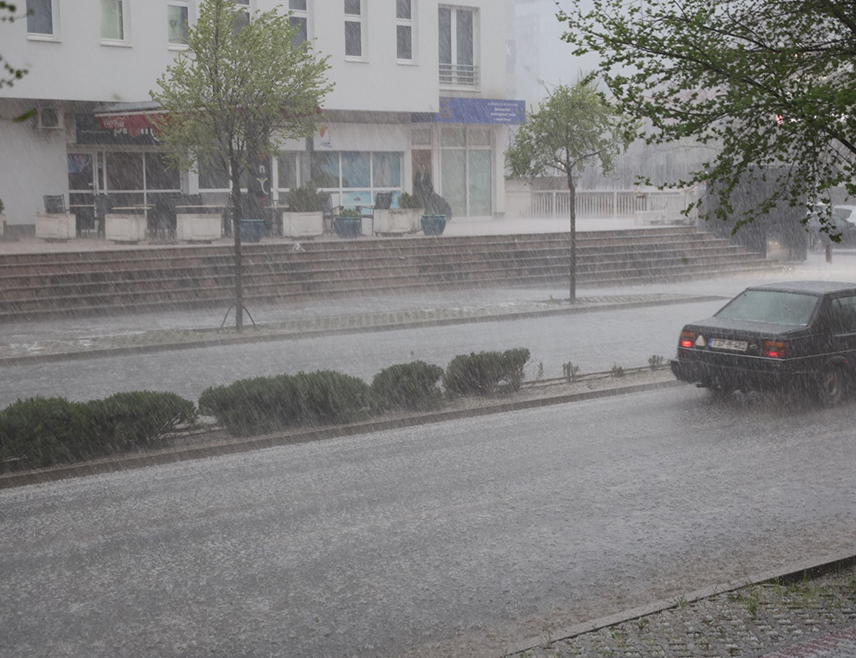 МОСTАР, 26. МАРTА /СРНА/ - Олујно невријеме праћено кишом, градом и грмаљвином захватило је Мостар.