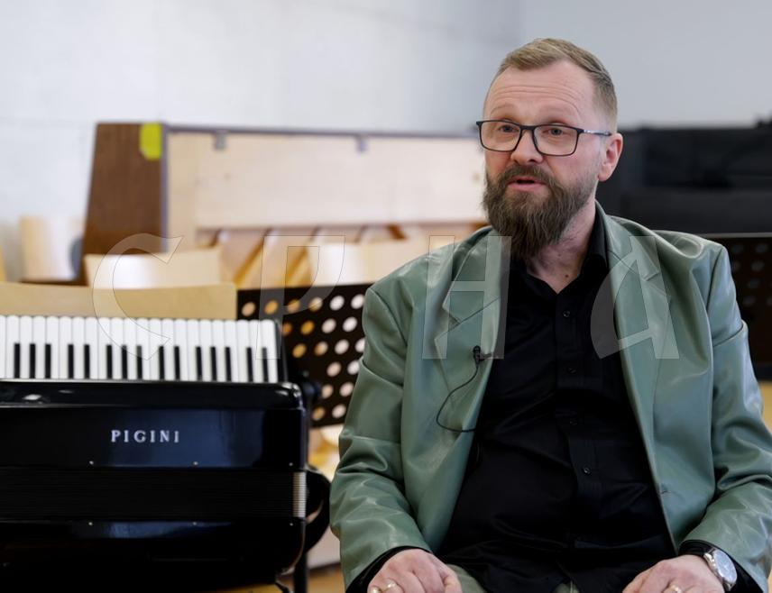 ИСТОЧНО САРАЈЕВО, 29. МАРТА /СРНА/ - Умјетнички руководилац и диригент Оркестра хармоника Музичке академије Универзитета у Источном Сарајеву Дражан Косорић изјавио је Срни да кроз звук хармонике публици презентују на другачији начин дјела из умјетничке музике из различитих епоха, почевши од барока преко класицизма, романтизма па до 20. и 21. вијека гдје углавном он ради аранжмане.