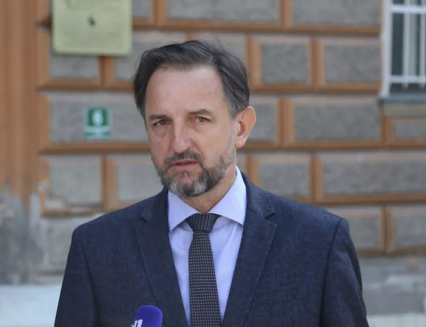 ТУЗЛА, 26. МАРТА /СРНА/ - Tврдње о неуставности избора Владе Републике Српске немају правно упориште, већ представљају политичке конструкције без темеља у Уставу, тврди професор Правног факултета у Tузли и делегат у Вијећу народа Републике Српске Џевад Махмутовић.