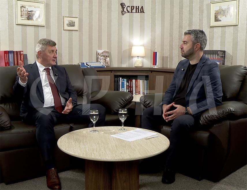 БАЊАЛУКА, 28. МАРТА /СРНА/ - Министар за научнотехнолошки развој и високо образовање Републике Српске Драга Мастиловић рекао је за Срну да је Руска Федерација један од стратешких партнера када је ријеч о високом образовању, те да охрабрује могућност сарадње са компанијом "Ростех" с циљем усавршавања младих стручњака.