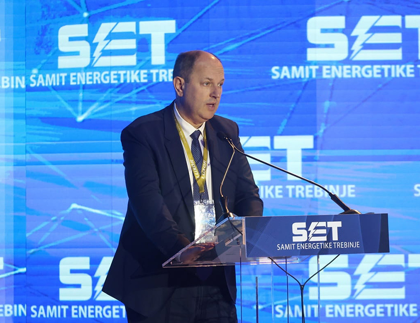 TРЕБИЊЕ, 26. МАРТА /СРНА/ - Генерални директор "Електропривреде Републике Српске" /ЕРС/ Лука Петровић изјавио је да су у Српској у току велики инвестициони енергетски пројекти који ће омогућити значајне количине струје за извоз.