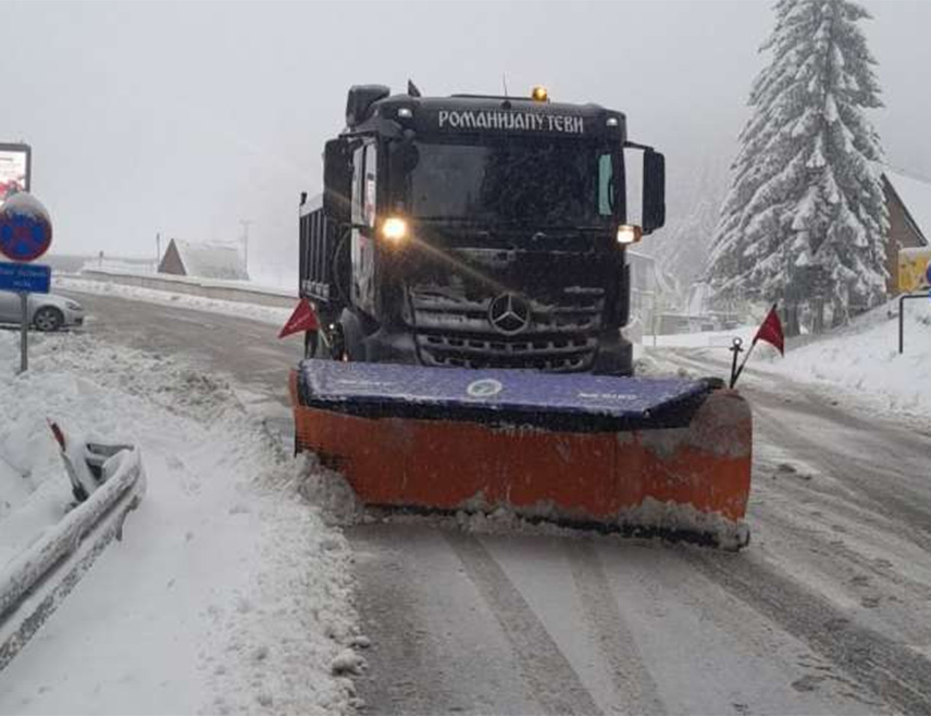 ИСТОЧНО САРАЈЕВО, 27. МАРТА /СРНА/ - Сви путеви на подручју Сарајевско-романијске и Горњодринске регије су проходни, снијег је очишћен и не ствара проблеме у саобраћају, изјавио је Срни технички директор предузећа "Романијапутеви" Драган Булошчић.