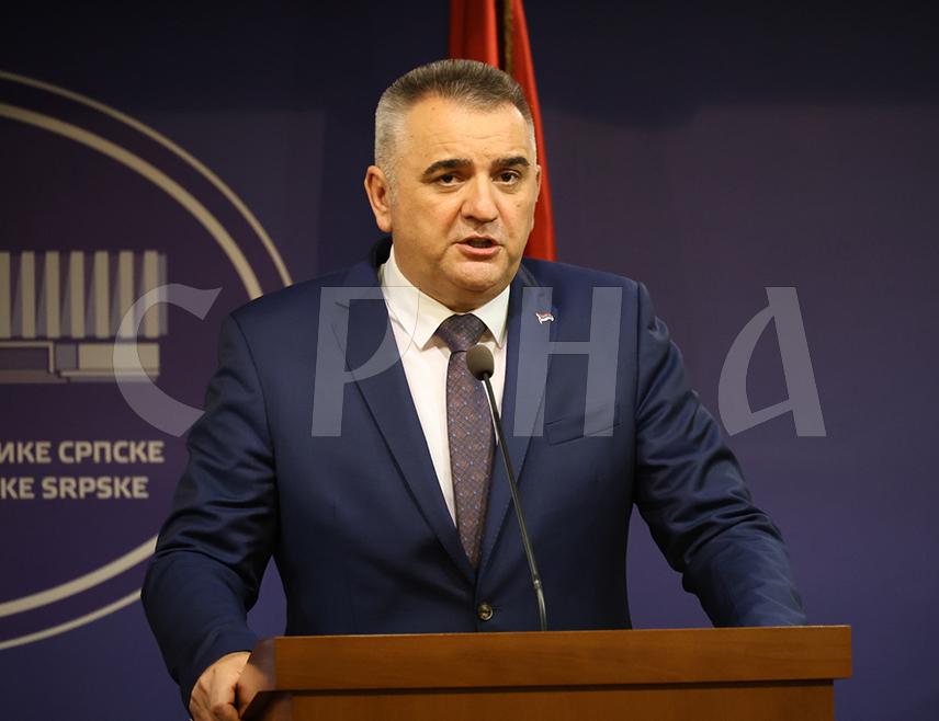 БАЊАЛУКА, 27. МАРТА /СРНА/ - Премијер Републике Српске Саво Минић изјавио је данас да би буџетским корисницима плата требало да буде повећана за пет одсто, те да Влада у те сврхе издваја 68.350.000 КМ.