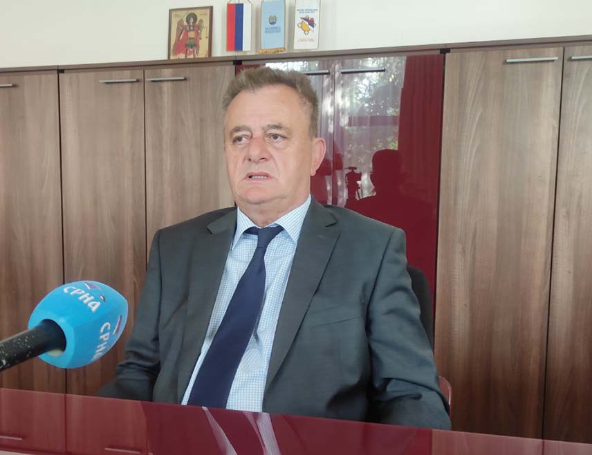 САРАЈЕВО, 27. МАРТА /СРНА/ - Одлука крњег Уставног суда БиХ да Нацрт устава Републике Српске није у складу са Уставом БиХ искључиво је политичка и без икаквог смисла и значаја, рекао је Срни предсједник Радне групе за израду новог устава Републике Српске Витомир Поповић.