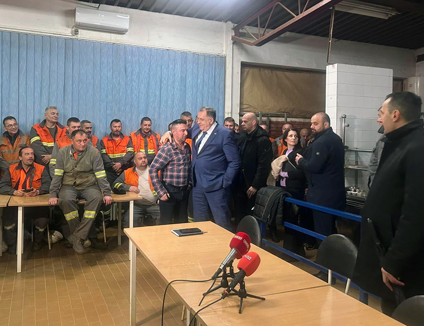 ПРИЈЕДОР, 27. МАРТА /СРНА/ - Предсједник Синдикалне организације "Нове Љубије" Дарио Антонић изјавио је да је прекинут протест глађу и захвалио се предсједнику СНСД-а Милораду Додику и вршиоцу дужности директора Рудника жељезне руде /РЖР/ "Љубија" Горану Велаули на брзој реакцији.