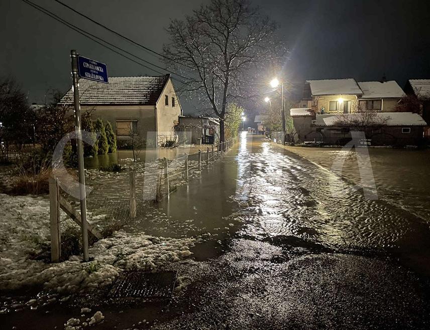 ПРИЈЕДОР, 28. МАРТА /СРНА/ - Штаб за ванредне ситуације града Приједора прогласио је први степен приправности одбране од поплава усљед наглог пораста водостаја бујичних водотока, саопштено је из Градске управе.