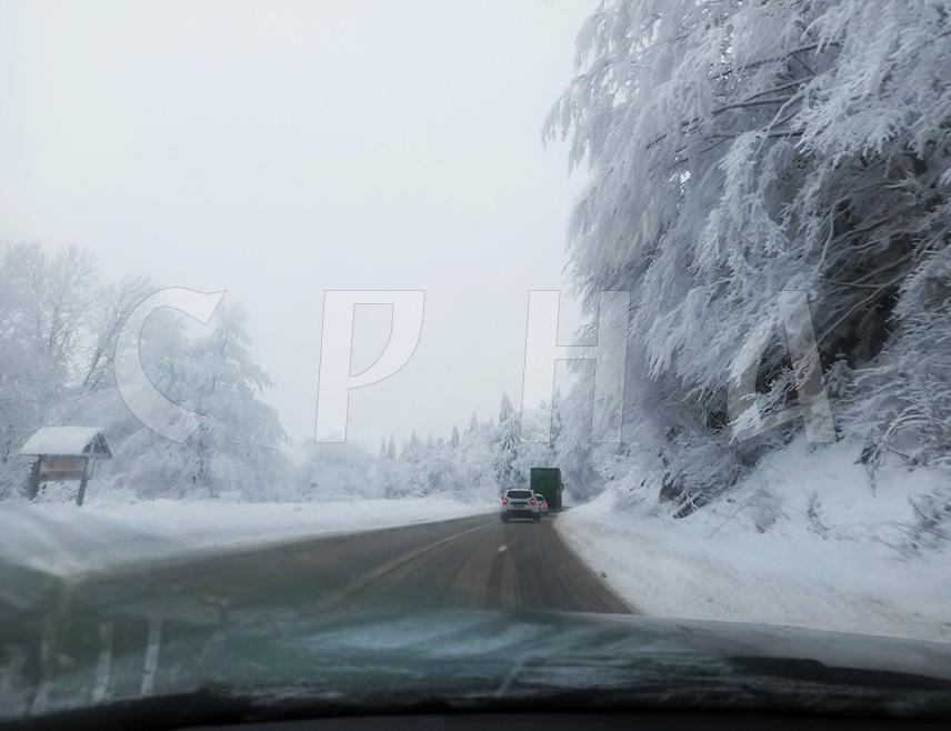 ЗВОРНИК, 28. МАРТА /СРНА/ - Сви магистрални и регионални путеви на подручју регије Бирач су проходни, али је због снијега отежан саобраћај, посебно на превојима Хан Поглед, Црни врх, као и на путним правцима Власеница, Шековићи и Скелани, саопштено је данас из предузећа "Зворникпутеви".