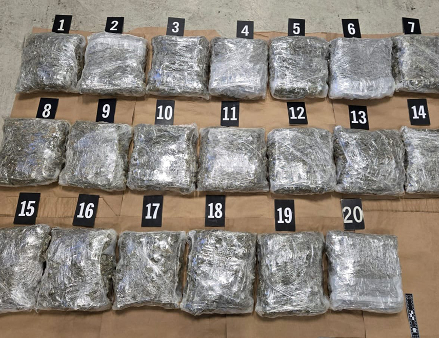 ПОДГОРИЦА, 28. МАРТА /СРНА/ - Црногорска полиција залијенила је на Граничном прелазу Добраково 21 килограм марихуане и ухапсила двадесетдеветогодишњег мушкарца из Зете, саопштено је из Управе полиције.