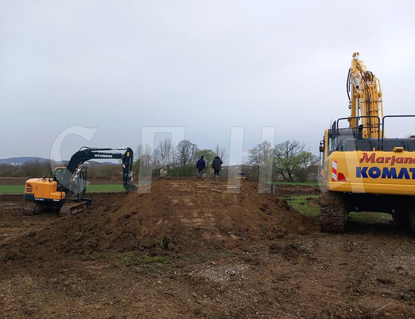 ПРИЈЕДОР, 28. МАРТА /СРНА/ - У Приједору ће кроз неколико сати бити завршена изградња привременог земљаног насипа у насељу Гомјеница уз ријеку Сану у дужини од 1,7 километара, изјавио је данас градоначелник Приједора Слободан Јавор.