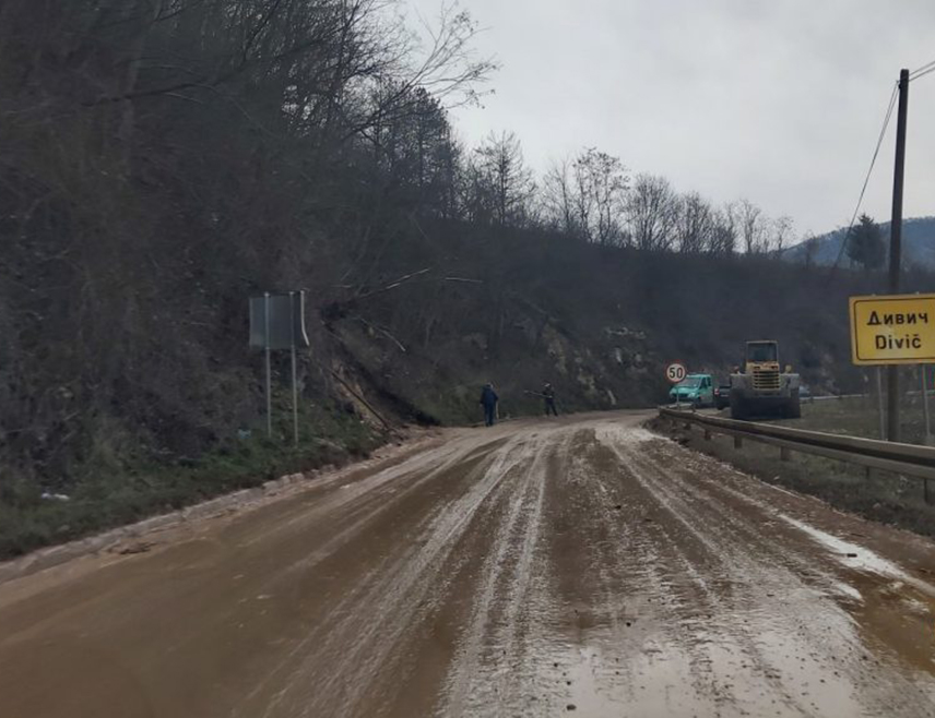 БАЊАЛУКА, 29. МАРТА /СРНА/ - Саобраћај на магистралном путу Зворник - Милићи потпуно је обустављен у мјесту Дивич због већег одрона, саопштено је Ауто-мото савеза /АМС/ Републике Српске.