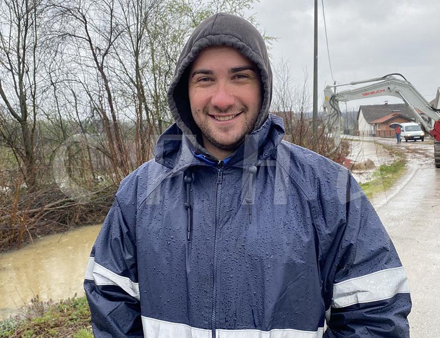 ПЕЛАГИЋЕВО, 29. МАРТА /СРНА/ - У мјесној заједници Ћендићи код Пелагићева нема поплављених кућа, али је вода ушла у доста дворишта, а стање се од јутрос стабилизовало, рекао је мјештанин Марко Ивановић.