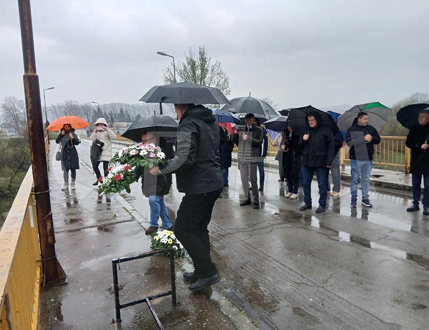 MODRIČA, MARCH 29 /SRNA/ – A tribute was paid and a wreath lowered from the Old Bridge into the Bosna River in Modriča today, in memory of the suffering of Jews and Serbs in March 1942.